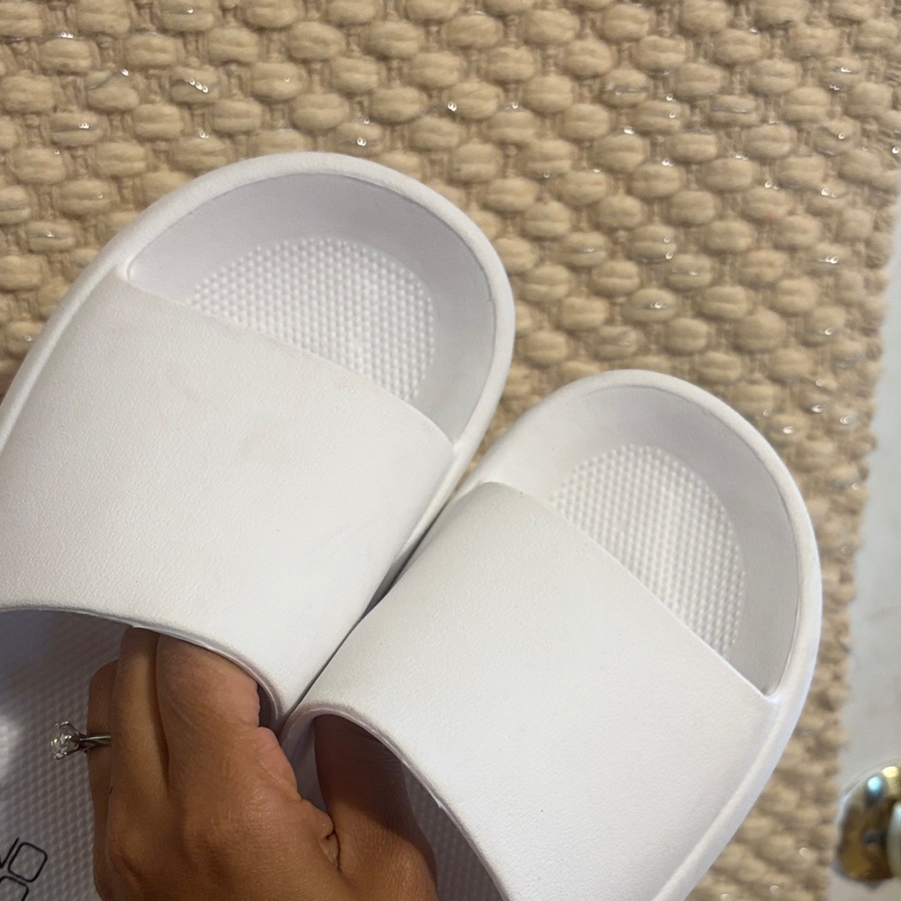 No Boundaries Classic White Slides - Picture 7 of 13